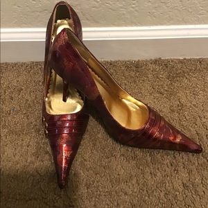 NWOT Beautiful Burgundy and Gold heels